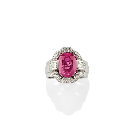 Anello con zaffiro rosa e diamanti