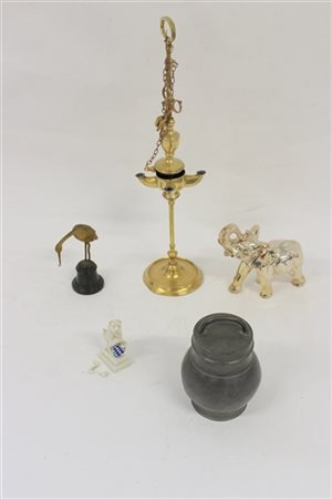 Lotto composto da una lampada fiorentina in ottone, tre sculture raffiguranti a