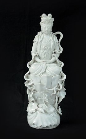 Guanyin in porcellana bianca assisa su fiore di loto (difetti e restauri)
Cina,