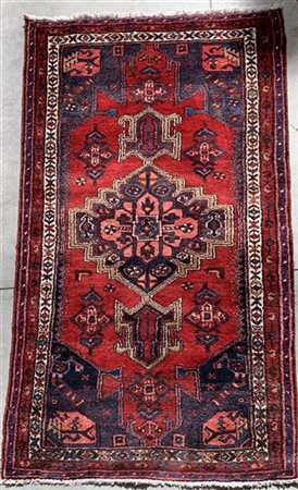 Tappeto Mossul, Persia, Secolo XX. Decoro con medaglione su campo rosso (cm 195