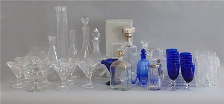 Lotto composto da bottiglie, coppette e bicchieri in vetro di diversa forma, de
