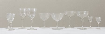 Servizio di bicchieri in vetro molato. XX secolo. Servizio composto da 5...