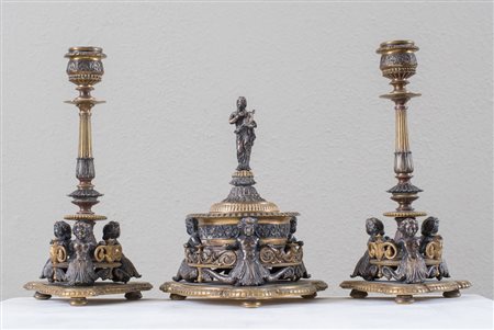 Trittico da scrivania, composto da due candelabri e un calamaio in bronzo...