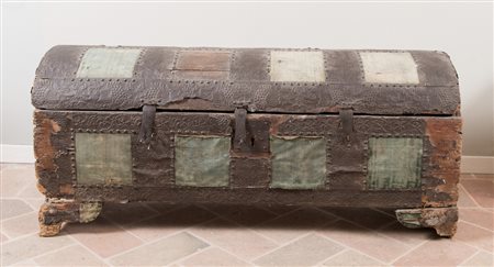 Baule. Veneto, XVII secolo. Realizzato in legno di abete con applicato in...