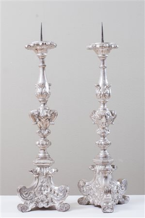 Coppia di candelabri in legno argentato. XVIII secolo. H. cm 76x19x19.