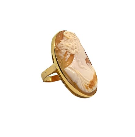 Anello in oro con cammeo ovale raffigurante viso donna. Cm 3,30