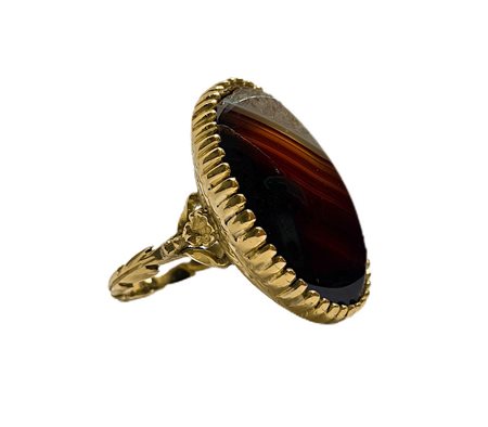 Anello in oro con ovale in agata. Cm 2,65