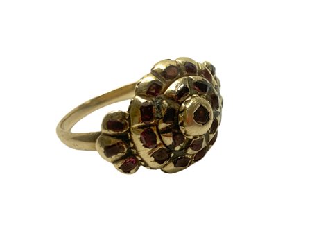 Anello basso titolo con rosetta con scagliette di rubini (mancante di una)