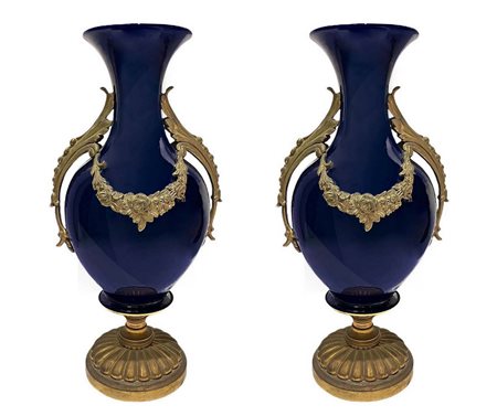 Coppia di vasi in porcellana blu, con applicazioni in bronzo dorato, inizi XX secolo. H cm 44