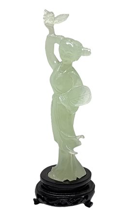 Giada Guanyin in giada verde, altezza con piedistallo cm 21