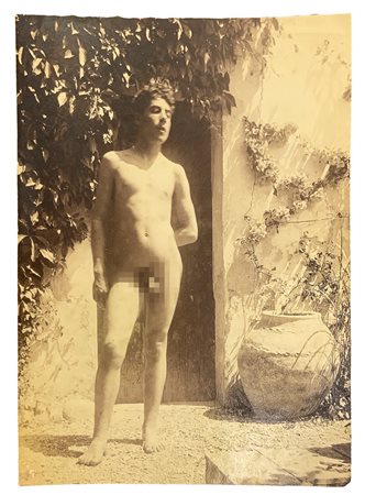 Wilhelm von Gloeden (1856-1931), foto all'albumina raffigurante nudo di ragazzo. Pubblicata a pag.14 del Libro Amore e A