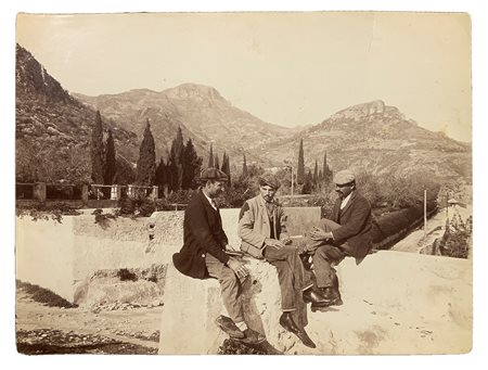 Wilhelm von Gloeden, foto all'albumina raffigurante vista di Monte Venere e Castelmola con personaggi. Numerata sul retr