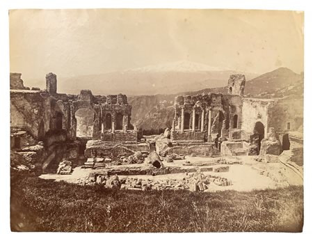 Wilhelm von Gloeden (1856-1931), foto all'albumina raffigurante teatro greco di Taormina. Numerata sul retro 2298 e timb