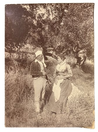 Wilhelm von Gloeden (1856-1931), foto all'albumina raffigurante coppia di personaggi in un uliveto a Taormina. Timbrata 