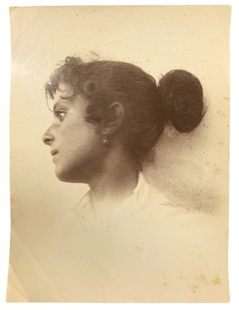 Wilhelm von Gloeden (1856-1931), foto all'albumina raffigurante volto di ragazza di profilo. Numerata sul retro 2516. Cm