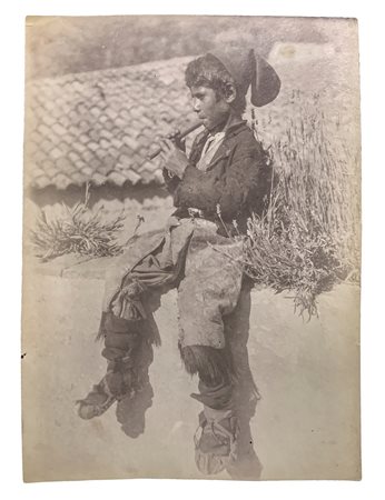 Wilhelm von Gloeden (1856-1931), foto all'albumina raffigurante giovane ragazzo siciliano che suona il flauto. Numerata 