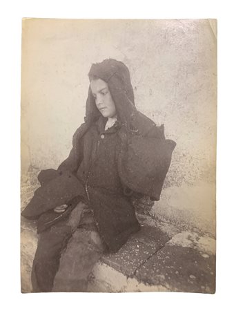 Wilhelm von Gloeden (1856-1931), foto all'albumina raffigurante giovane ragazzo seduto. Numerata sul retro 317 e timbrat