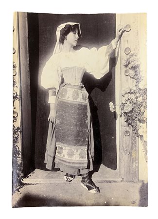 Guglielmo Pluschow (1852-1930), foto all'albumina raffigurante giovane donna in costume tipico. Timbrata sul retro Gugli