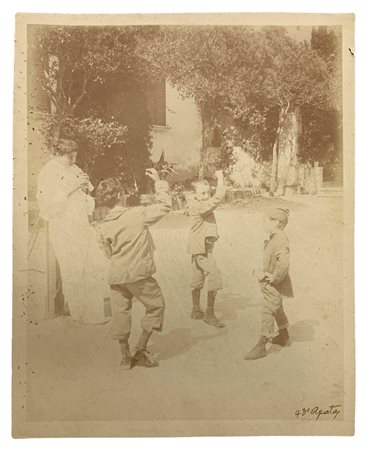 Gaetano D'Agata (1883-1949), foto raffigurante ragazzini che ballano con suonatore di flauto. Firmata sul davanti e timb