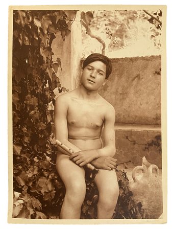 Gaetano D'Agata (1883-1949), stampa su carta albuminata raffigurante nudo di ragazzo con flauto. Cm 23,4x17

"Gaetano D'