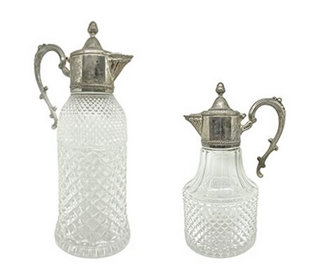 Coppia di caraffe in vetro bugnato con manico in metallo. H cm 32. H cm 25  - 150