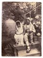 Wilhelm von Gloeden (1856-1931), foto all'albumina raffigurante coppia di ragazzini in costume siciliani in villa. Timbr