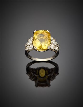 Anello in oro bianco con zaffiro giallo a cuscino di ct. 16,50 circa rifinito d