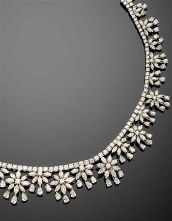 Collier in oro bianco e diamanti rotondi rifinito con elementi floreali a scala