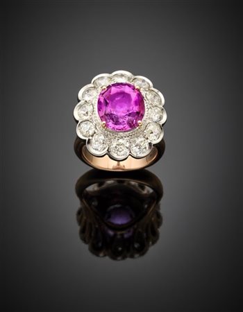 Anello in oro bianco e rosso con zaffiro rosa di ct. 6,53 circa contornato da d