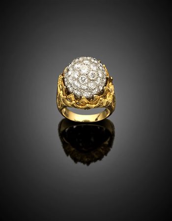 Anello in oro giallo con sfera in pavè di diamanti per complessivi ct. 2,70 cir