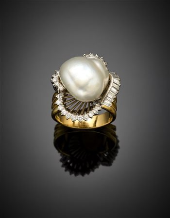 Anello in oro giallo e bianco con grande perla irregolare di mm 7.90x6.30, diam