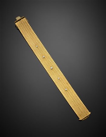 Bracciale in oro giallo e bianco a maglia intrecciata con cinque diamanti roton