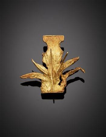 Broche con soggetto astratto in oro giallo, g 11,94 circa, lungh. cm 4 circa. F