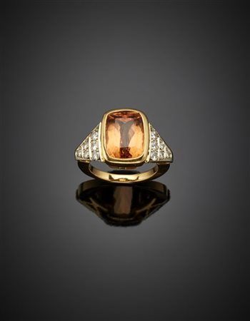 Anello in oro giallo con topazio arancione a cuscino e diamanti, dettagli in or