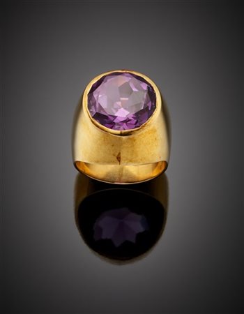 Anello con corindone sintetico viola, g 18,45 circa misura 20/60.