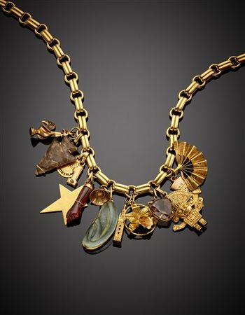 Collier a catena in oro giallo con numerosi charms in oro 750/1000, 585/1000 e