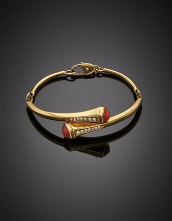 Bracciale articolato a contrarié in oro giallo con diamanti e coralli, g 26,67