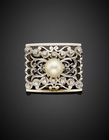 Chiusura/spilla in oro bianco, diamanti e perla di mm 8.00 circa, g 11,62 circa