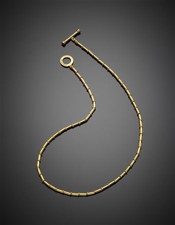 MANFREDI
Collier in oro giallo a segmenti articolati, g 17,45 circa, lungh. cm