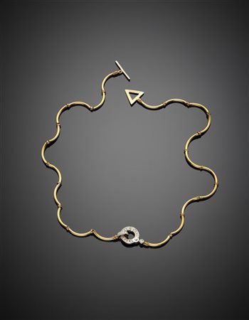 MANFREDI
Collier in oro giallo e bianco a segmenti ricurvi articolati con centr