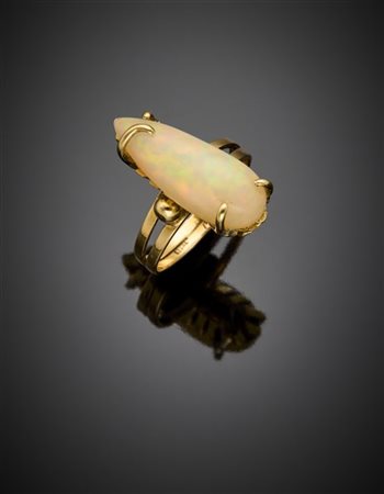 Anello in oro giallo con opale a goccia di mm 21.35 x 8.20 x 6.80 circa, g 5,08