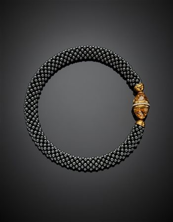 Collier a boule intrecciate di ematite con chiusura in oro giallo e bianco, qua