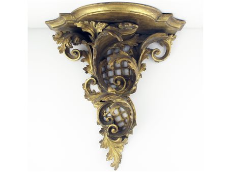 Mensola in legno dorato Epoca inizio XX secolo Altezza 46 base 37.5x24 cm