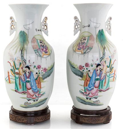 Coppia di vasi in porcellana, Cina, XX secolo con corpo ad anfora, bocca...