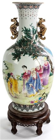 Vaso in porcellana policroma, Cina, XIX secolo decorato frontalmente da...