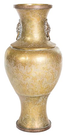 Vaso in metallo giallo, Cina, dinastia Qing, seconda meta del XIX secolo con...