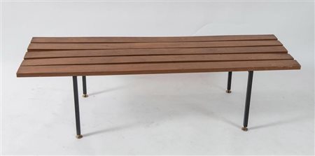 Panca in metallo e legno. Prod. Italia, 1960 ca. Cm 38x139,5x44. (Lievi difetti)