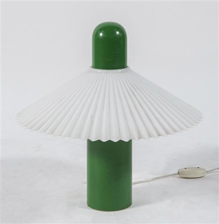 Lampada da tavolo con struttura in metallo e paralume in plastica. Prod....