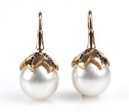Orecchini in oro con perle Australiane e diamanti neri - manifattura ROVIAN