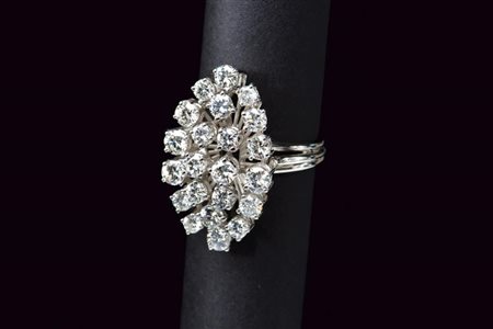 Anello marquise in oro bianco e 2.20 ct di diamanti